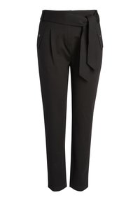 Zwarte op maat gemaakte broek van een gladde stof, met een gestrikte tailleband, voorzakken en subtiele plooien aan de voorkant.