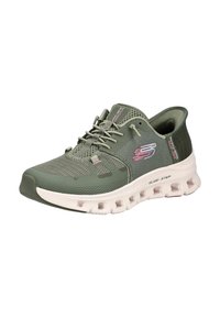 Chaussure de sport Skechers vert olive avec tige en mesh, semelle blanche, lacets à l’avant et logo rose "S" sur le côté et la languette.
