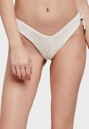 Witte bikini broekjes met een gestructureerd patroon, lage taille, zijbinders en een gladde stof. Kenmerken subtiele stikdetails en een gebogen vorm.
