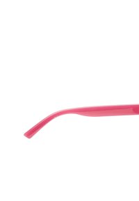 Różowe słoneczne okulary z elegancką oprawką. Ramiona mają błyszczące wykończenie i subtelny zakręt na końcu, zaprojektowane z myślą o komforcie i stylu.