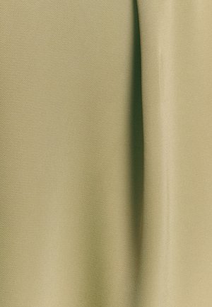 Tessuto verde chiaro con una superficie liscia e texture; presenta una lucentezza sottile e una colorazione uniforme, con lievi pieghe che creano profondità.