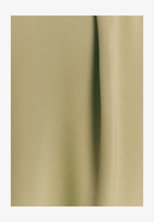 Tela texturizada en verde oliva claro, con una superficie suave y un brillo sutil. El material tiene un tejido fino que crea un drapeado suave.