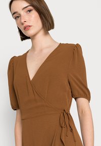 ONLY METTE WRAP MIDI  - Vestido de dia - toffee