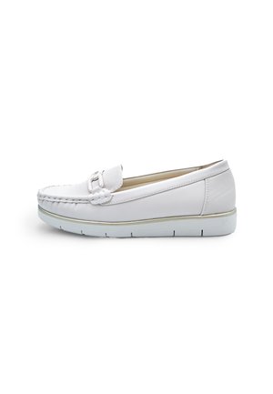 Mocassino bianco in pelle con pannello frontale texturizzato, fascia decorativa e suola in gomma bianca, mostrato di profilo su uno sfondo bianco.
