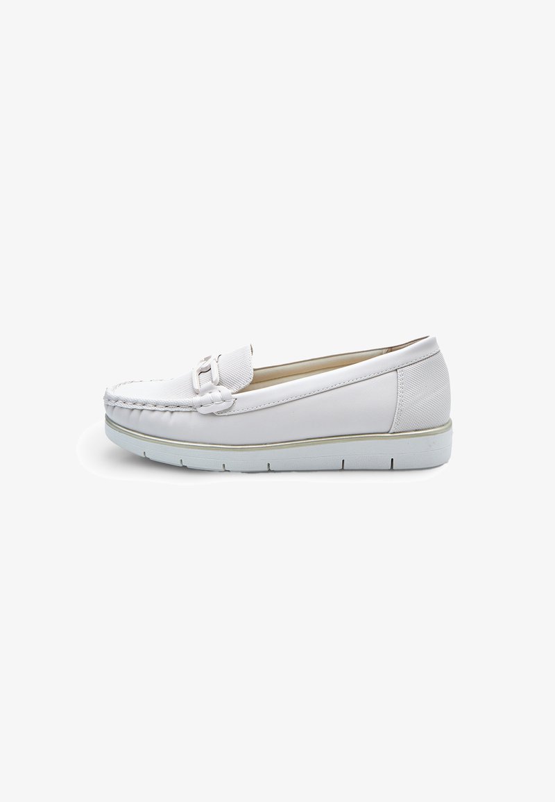 Mocassino bianco in pelle con pannello frontale texturizzato, fascia decorativa e suola in gomma bianca, mostrato di profilo su uno sfondo bianco.
