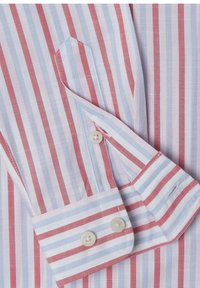 Camicia a righe con strisce alternate rosse e azzurro chiaro, colletto button-down e polsino con un solo bottone. Tessuto in cotone liscio.