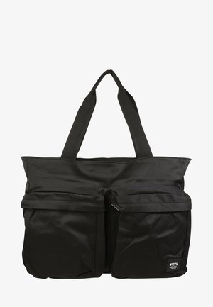 Schwarze Tragetasche aus strapazierfähigem Stoff mit zwei vorderen Reißverschlusstaschen, einem geräumigen Hauptfach und breiten, stabilen Tragegriffen.