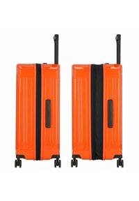 Harde oranje koffer met zwarte rits, met een getextureerd verticaal lijnenspel, dubbele handgrepen en vier wielen voor mobiliteit.