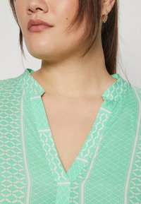 ONLY Carmakoma CARMARRAKESH LIFE 3/4 TUNIC DRESS - Dnevna haljina - spring bouquet/subtle green