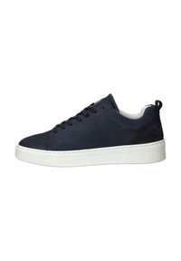 Marineblauwe suède sneaker met witte rubberen zool, vetersluiting, minimale stiksels en een trekloop aan de achterkant voor gemakkelijk aan- en uittrekken.