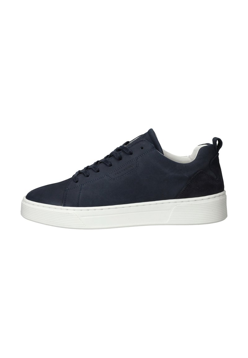 Marineblauwe suède sneaker met witte rubberen zool, vetersluiting, minimale stiksels en een trekloop aan de achterkant voor gemakkelijk aan- en uittrekken.