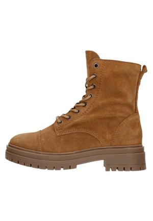 Bottes cheville en daim marron avec un bout arrondi, fermeture à lacets sur le devant et semelle en caoutchouc avec un motif de bande de roulement texturé. Comprend une languette à l'arrière du talon.