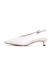 Scarpa slingback in pelle bianca con punta affilata, tacco basso e cinturino regolabile. Texture liscia, dettagli minimi e design classico.