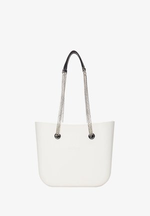 Biała torba na ramię wykonana z plastiku o gładkiej teksturze. Posiada czarne skórzane uchwyty i srebrne akcenty w postaci łańcuszka, które zwiększają trwałość.