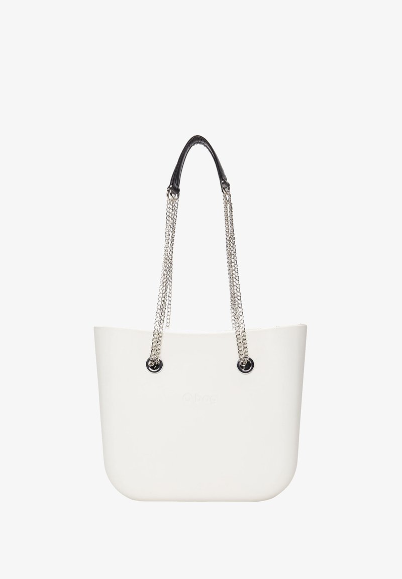 Hvid tote taske lavet af plast med en glat tekstur. Har sorte læderhåndtag og sølvfarvede kæde detaljer for ekstra holdbarhed.