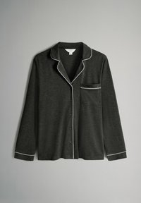 Dunkelgraues Langarm-Hemd mit Knopfverschluss aus weichem Stoff, verziert mit weißen Paspeln entlang des Kragens, der Tasche und den Manschetten.