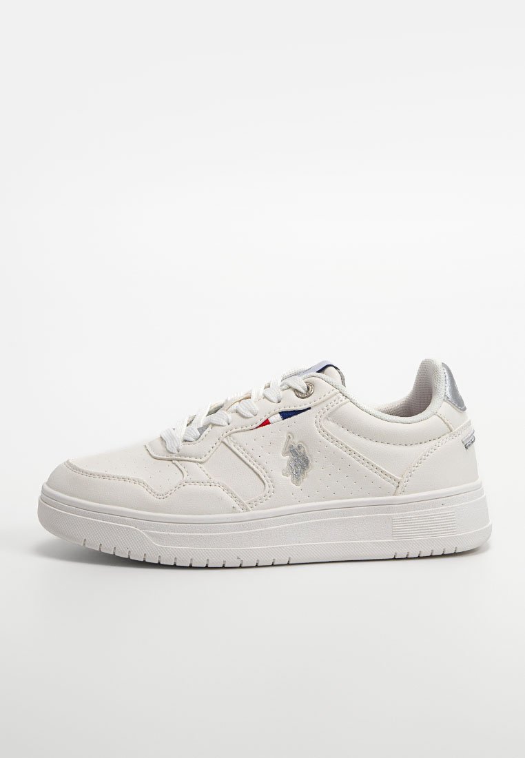 Baskets en cuir blanc avec des accents perforés, orteil rond, œillets de lacet contrastants et une languette argentée au talon. Présente un logo sur le côté.