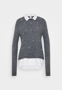 Grå genser med lange ermer, med hvit krage og perlepynt foran. Myk tekstur og lagdelt design.