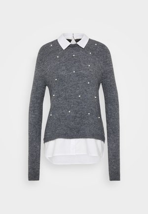 Grå genser med lange ermer, med hvit krage og perlepynt foran. Myk tekstur og lagdelt design.