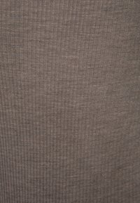 Smeđa teksturirana tkanina s finim okomitim rebrastim uzorkom, koja ima mekan, lagan izgled i suptilan tkanji uzorak.