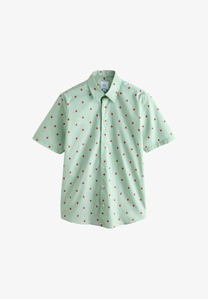 Hellgrünes kurzärmliges Hemd mit Knöpfen, das mit kleinen roten Erdbeer-Mustern gleichmäßig über den Stoff verteilt ist.