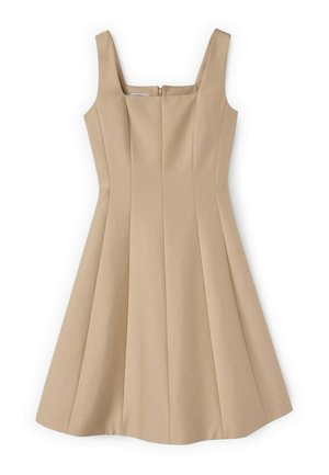 Abito senza maniche color beige a linea ad A con scollo quadrato e cerniera posteriore a vista, caratterizzato da cuciture verticali per modellare la silhouette.