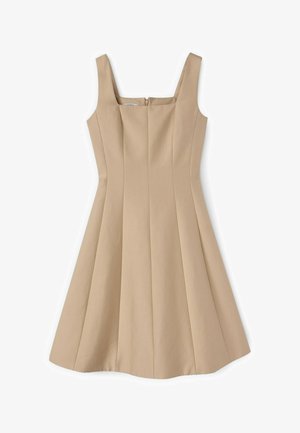 Abito senza maniche color beige a linea ad A con scollo quadrato e cerniera posteriore a vista, caratterizzato da cuciture verticali per modellare la silhouette.