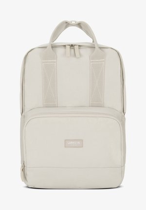 Rucsac de culoare bej deschis, confecționat din țesătură, cu un compartiment principal cu fermoar, o buzunare frontală, bretele căptușite și o mână de transport deasupra.