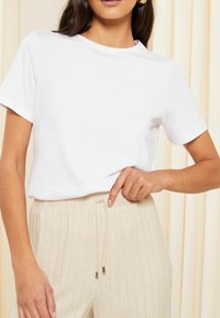 Friends Like These COSY  WIDE LEG  REGULAR FIT - Auduma bikses - mottled beige