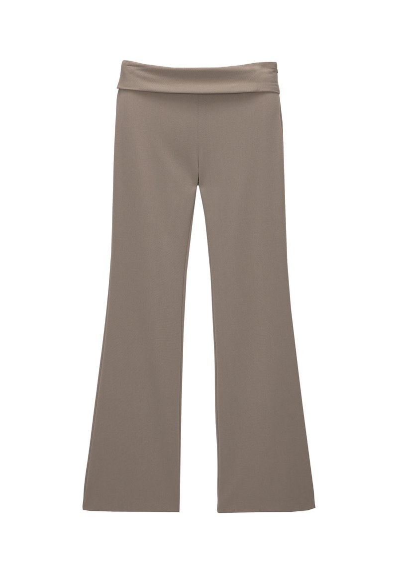 Schicke, leicht braune Schlaghosen aus einem glatten Stoff mit einem breiten Bund. Die Hose hat eine glatte Textur und ein knöchellanges Design. Keine sichtbaren Muster oder Akzente.