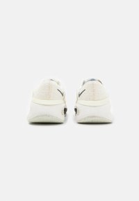 Nike Performance VERSAIR - Pantofi training - coconut milk/iron grey/sail/sanded gold/metallic gold grain