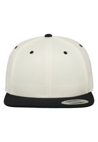 Cappello bianco con visiera nera, design piatto, sei fori di ventilazione e un logo circolare sul davanti. Realizzato in tessuto texturizzato.