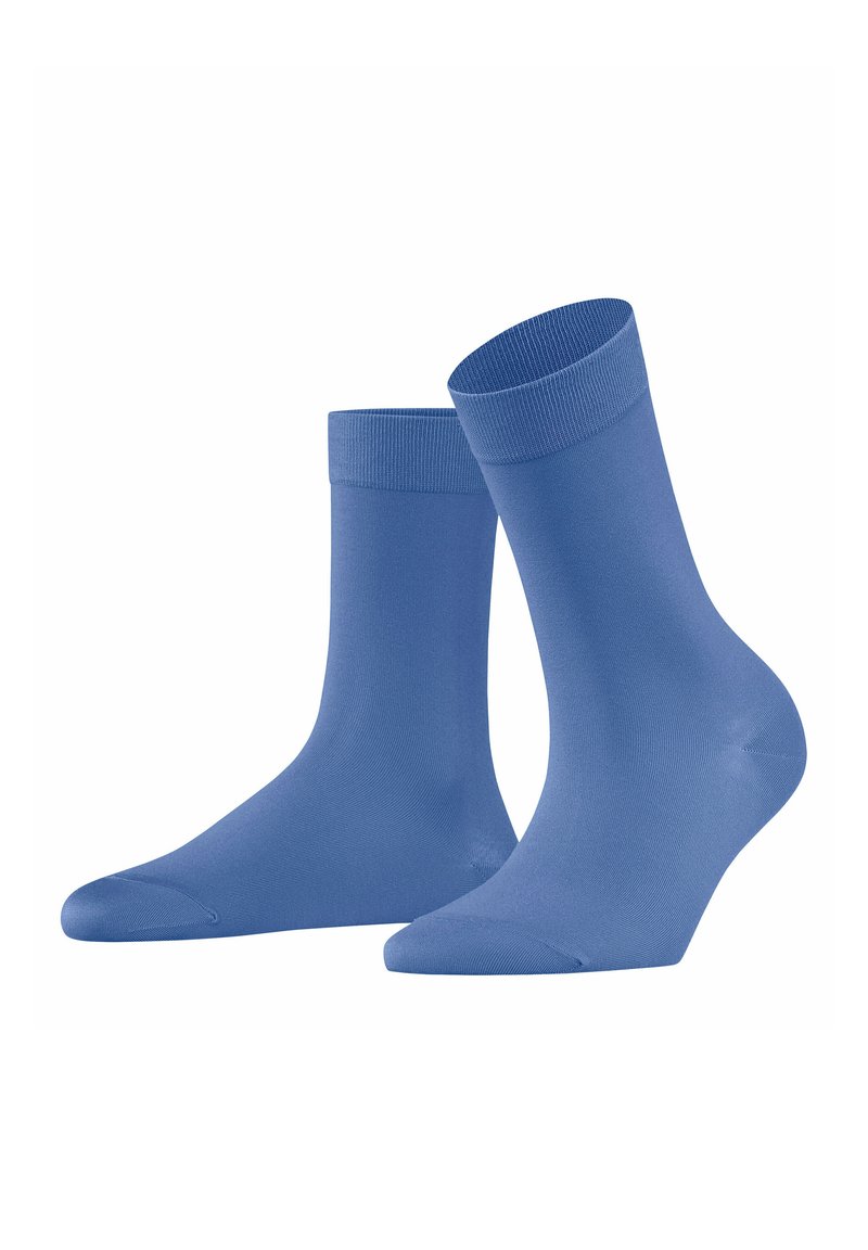 Blaue Baumwoll-Crew-Socken mit einem gerippten Bündchen, glatter Textur und klassischer Form, versehen mit einem verstärkten Zehen- und Fersenbereich für Langlebigkeit.