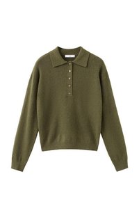 Jersey de punto verde oliva con cuello camisero, tapeta con cinco botones y mangas largas. Textura suave y ajuste relajado.