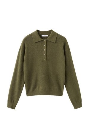 Jersey de punto verde oliva con cuello camisero, tapeta con cinco botones y mangas largas. Textura suave y ajuste relajado.