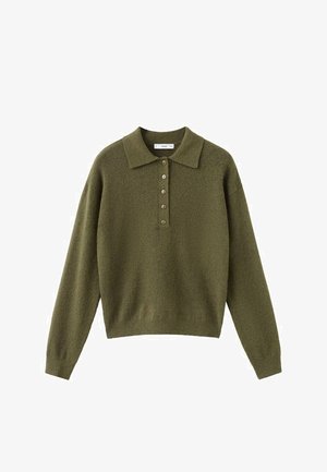 Jersey de punto verde oliva con cuello camisero, tapeta con cinco botones y mangas largas. Textura suave y ajuste relajado.