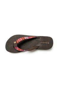 Chanclas marrones con suela texturizada, tiras de tela de rayas multicolores que presentan patrones geométricos, y un pequeño logotipo circular como acento.