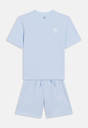 Σετ πουκάμισο με κοντά μανίκια και σορτς σε ανοιχτό μπλε χρώμα με υφασμένο μοτίβο. Διαθέτει στρογγυλή λαιμόκοψη και ζώνη μέσης με κορδόνι, με λογότυπο εμπορικού σήματος και στα δύο.