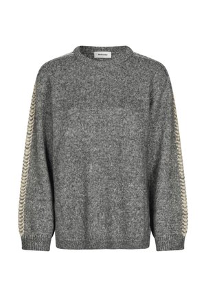 Pull en tricot gris avec un col rond. Présente des manches texturées avec un motif tressé de couleur crème le long de la couture.
