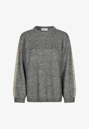 Pull en tricot gris avec un col rond. Présente des manches texturées avec un motif tressé de couleur crème le long de la couture.