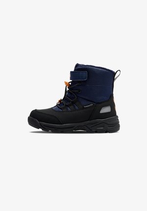 Czarne i granatowe wodoodporne buty z wyściełanym kołnierzem, sznurowanym wzornictwem, gumową podeszwą i odblaskowymi akcentami. Posiadają pasek na rzep.