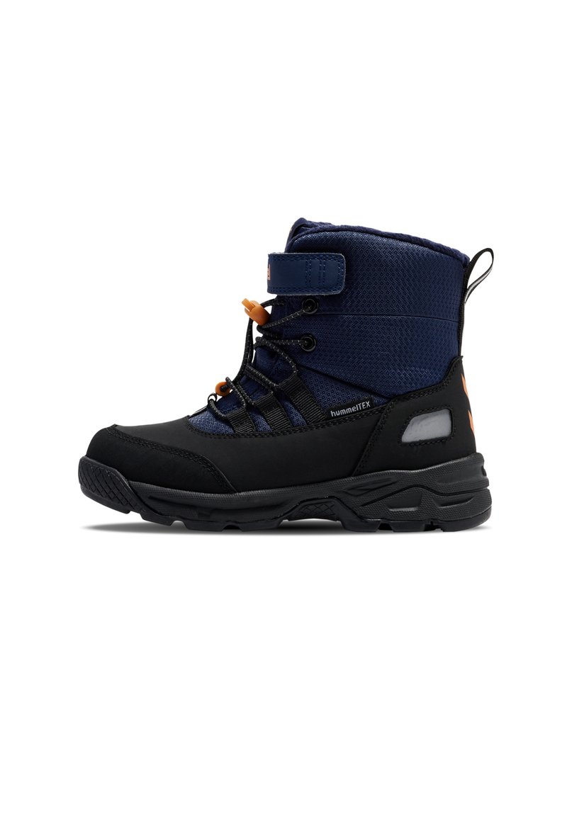 Svart och marinblå vattentät stövel med vadderad krage, snörningsdesign, gummisula och reflekterande accenter. Har en krok-och-loop rem.