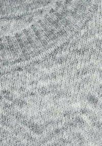 Maglione grigio lavorato a maglia con scollo a coste, motivo testurizzato e finitura morbida e pelosa con accenti più chiari in tutto il capo.