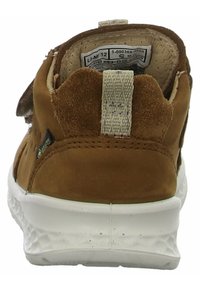 Scarpa in suede marrone con suola in gomma bianca, dotata di un tassello in rilievo sul tallone e di fori laterali per la ventilazione.