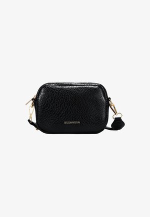 Bolso bandolera de cuero negro con acabado texturizado, herrajes dorados y una pequeña correa desmontable. Logo grabado en la parte frontal. Forma rectangular compacta.