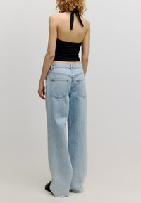 Lichtblauwe wijde jeans van denim, met een hoge taille, twee achterzakken en een licht vervaagde wasstructuur.