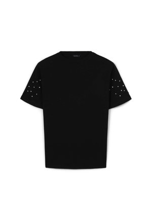 T-shirt nera in morbido cotone con maniche corte, arricchita da borchie decorative su spalle e colletto rotondo.