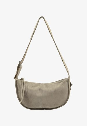 Graue Wildleder-Schultertasche in Halbmondform mit verstellbarem Riemen und Reißverschluss.