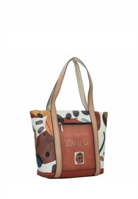 Bolso de mano colorido con patrones abstractos en marrón, naranja y negro, que cuenta con un bolsillo con cremallera y asas de cuero sintético color beige.