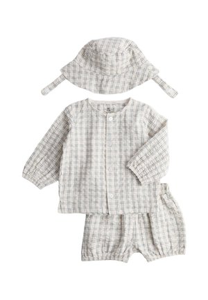 Tenue de bébé composée d'un haut blanc à manches longues, d'un short et d'un chapeau de soleil, tous avec un motif à carreaux gris clair.